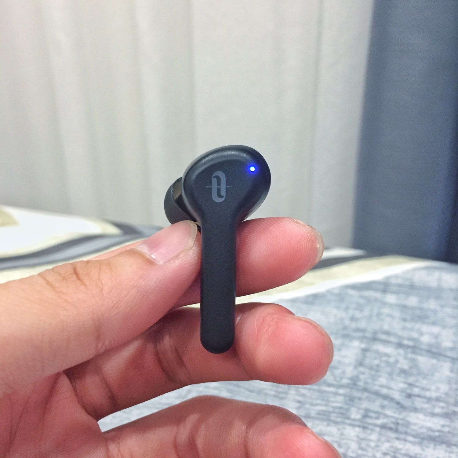 Hộp khá ọp ẹp. Khó mở bằng 1 tay.

Tai nghe bám tai, không lo sợ bị rớt khi chạy nhảy.

Âm thanh có bass nhẹ, chống ồn khá.

Khả năng kết nối không xịn sò như airpods :v

Tóm lại là một tai nghe không dây với các chức năng cơ bản nhất.