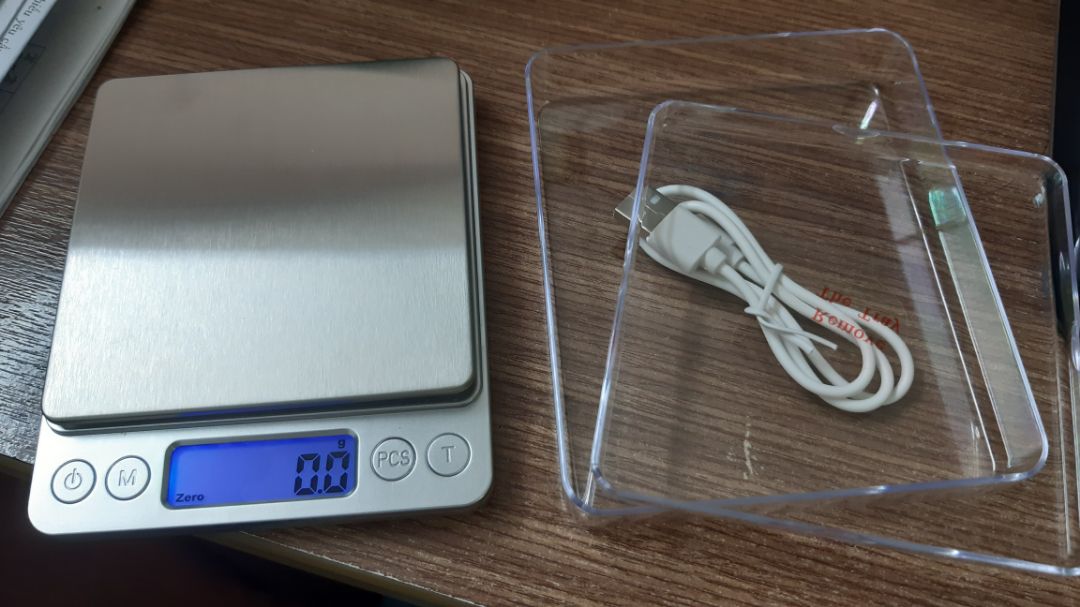 mình mua chơi thôi chứ ko cân gì cả. cân tự tắt nếu ko dùng. pin sạc. mình mua chơi thôi chứ ko cân gì cả. cân tự tắt nếu ko dùng. pin sạc.