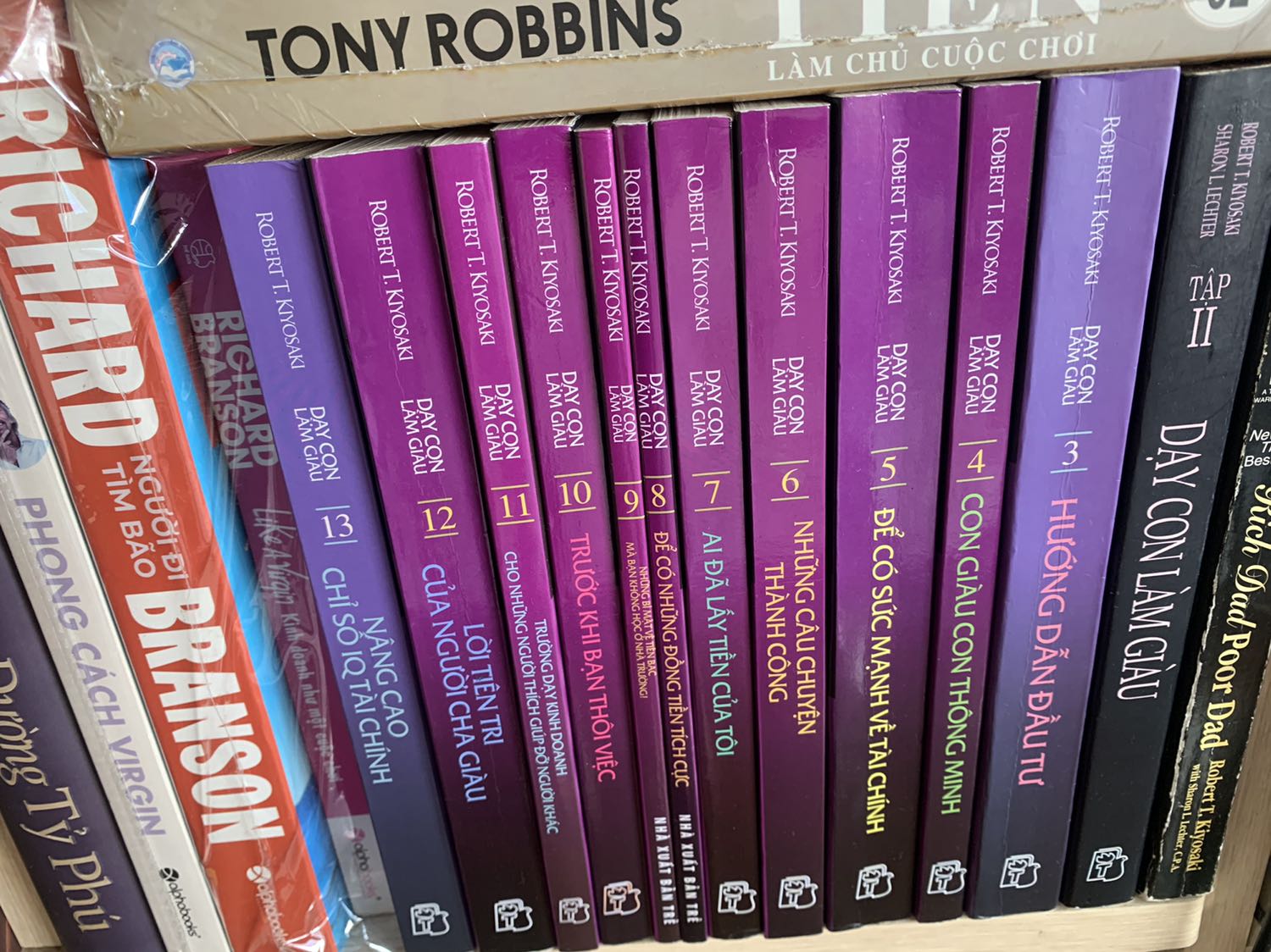 Nội dung sách hay ai thích thể loại sách này thì nên mua trọn bộ đọc mới thấy thích. Tiki giao hàng nhanh chóng. Cám ơn shop và Tiki nhiều!