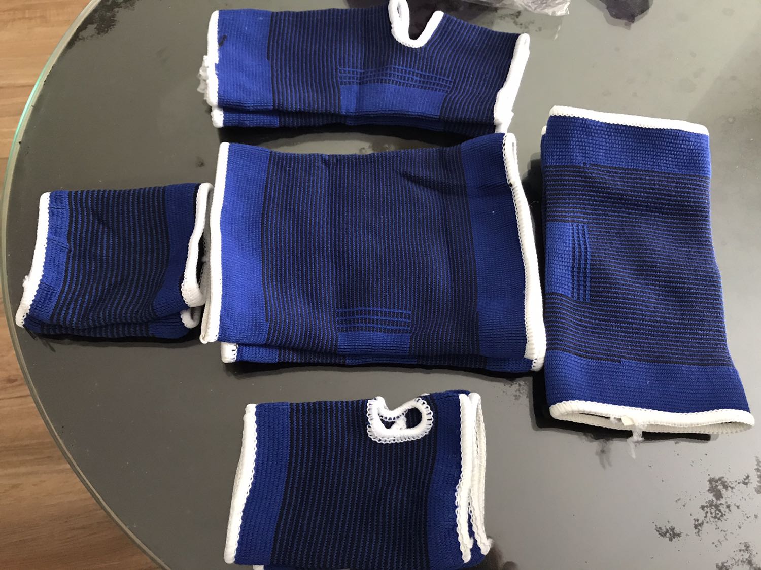 Bộ 5 sản phẩm rất rẻ, dày dặn và vừa vặn (cao 1m62 nặng 54kg). Sản phẩm có độ co giãn. Mình mua chủ yếu để che đầu gối và khuỷu tay để không bị trầy xước nên không quan tâm lắm về tác dụng bảo vệ xương khớp. Với độ đàn hồi này thì mình nghĩ mức bảo vệ nếu có cũng chỉ vừa phải so với các loại chuyên dụng khác mình đã dùng.