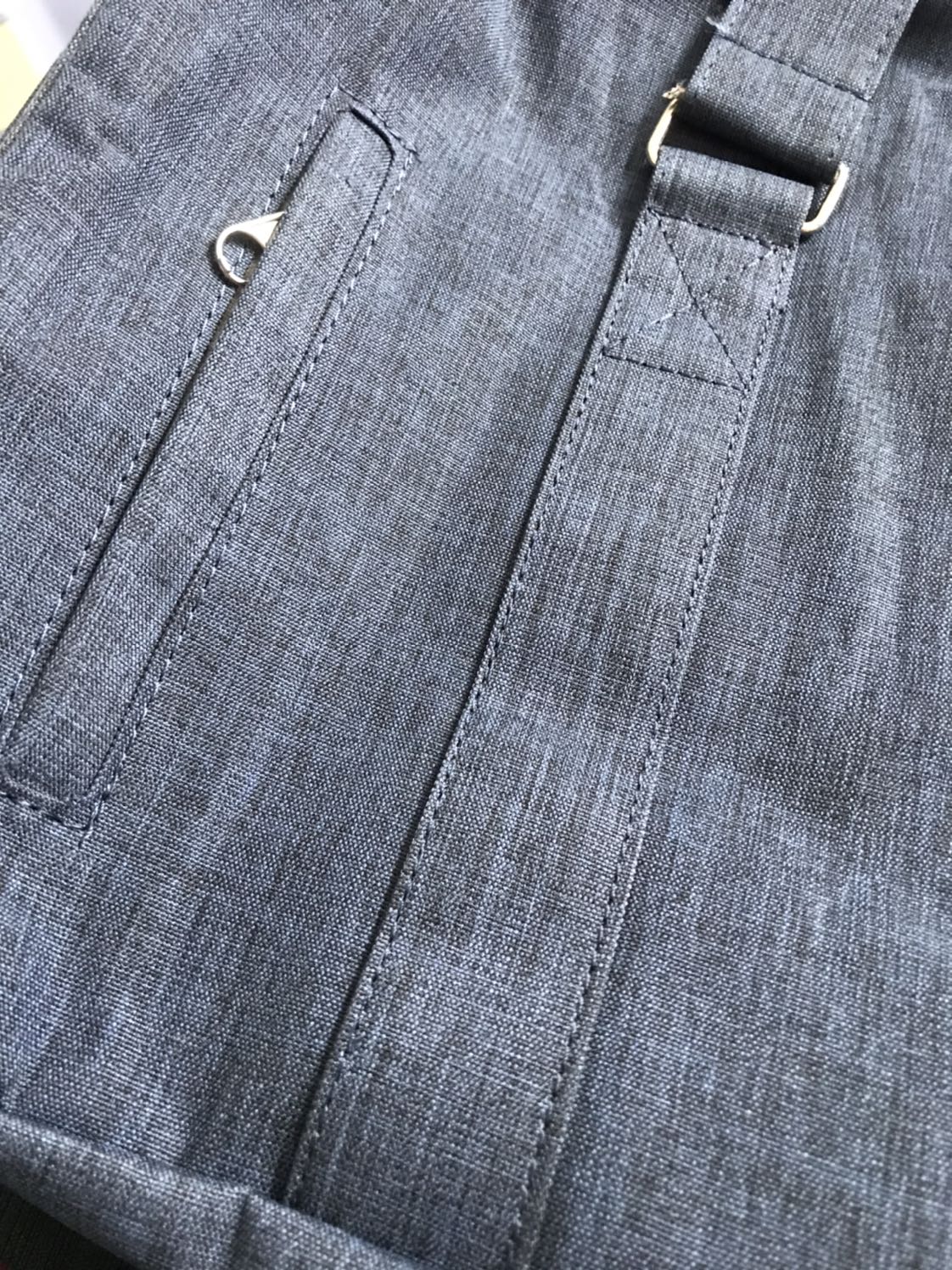 Cảm nhận đầu tiên với giá tiền này thì tạm ổn. Tuy nhiên còn thiếu miếng dán tay cầm và phần móc nối dây đeo bằng nhựa trong thô. Shop lần sau nên chụp hình thực và trung thực hơn với khách hàng.