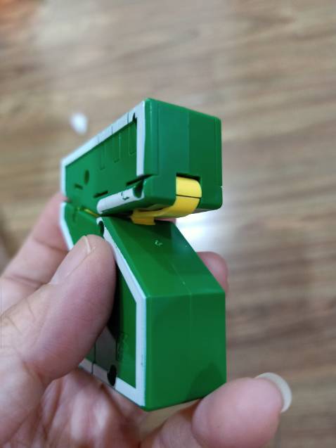 Có vết nứt, shop đã trả lời tin nhắn có  hứa sẽ bù cái mới nên đặt thêm bộ nữa cho bé thành 2 bộ để ghép chữ.