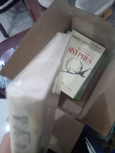 Mình săn sale 40% nên giá rất ổn. Lần này trộm vía sách giao đúng hạn (tầm 36 tiếng), được đóng gói khá tốt và cẩn thận. 

Cuốn này thì quá nổi tiếng rồi 💝