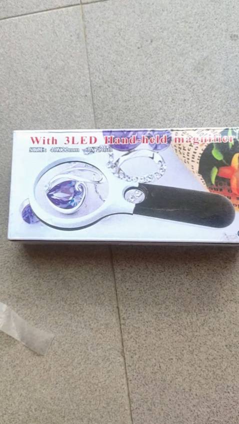 Shop đóng gói kĩ , giao hàng nhanh .Kính lúp nhìn rất rõ ko bị chày xước có tích hợp cả đèn pin nhưng sản phẩm chưa kèm pin nha . Ra ngoài tiệm tạp hóa mua 3 viên pin tiểu nhỏ loại bỏ remote ti vi 6k.