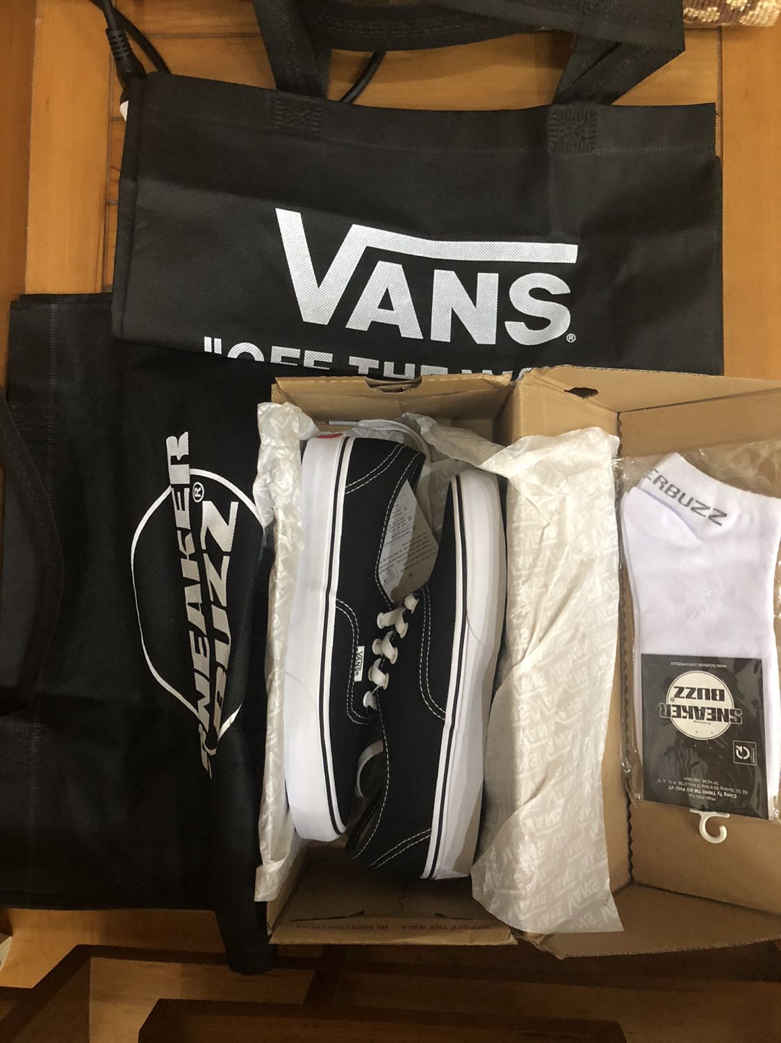 Shop đóng gói sản phẩm cẩn thận, chắc chắn, Shop có tặng cả 2 túi và tất rất xinh luôn ak. Tuy hộp hơi móp nhưng giày siêu chất lượng ạ!!!