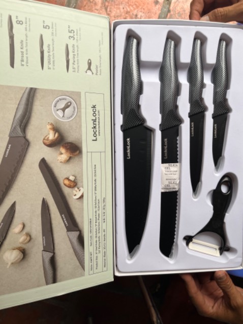 Giao hành siêu nhanh luôn, đặt hôm trước hôm sau là có rồi. Hàng thì y như mô tả, hộp đẹp, đầy đủ, dao nhìn đẹp và cắt dễ dàng, nói chung là rất hài lòng ^^