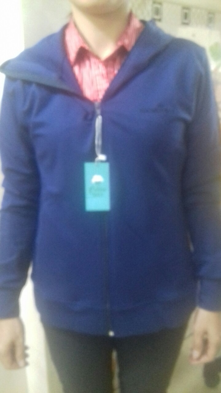 Áo của shop mình mua thấy giá hơi cao nhưng mà nhận được hàng thì hài lòng, áo vải dày dặn, mặc đi nắng cũng thoáng, túi áo bên trong nhiều ngăn đựng được mấy thứ linh tinh, dây kéo chắc chắn