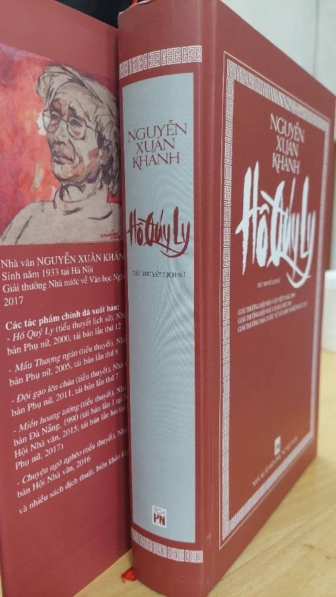 Không phán xét phê bình các nhân vật lịch sử cùng cuộc đấu tranh phe phái khốc liệt nơi hậu cung cuối thời Trần, bằng cách kể chuyện trung tính tác giả chuyên chú vào việc khám phá các yếu tố xã hội, văn hóa đương thời cùng nét đẹp đất nước với các địa danh của Thăng Long, vùng đất thiêng Yên Tử  hay Tây Đô kinh thành nhà Hồ.