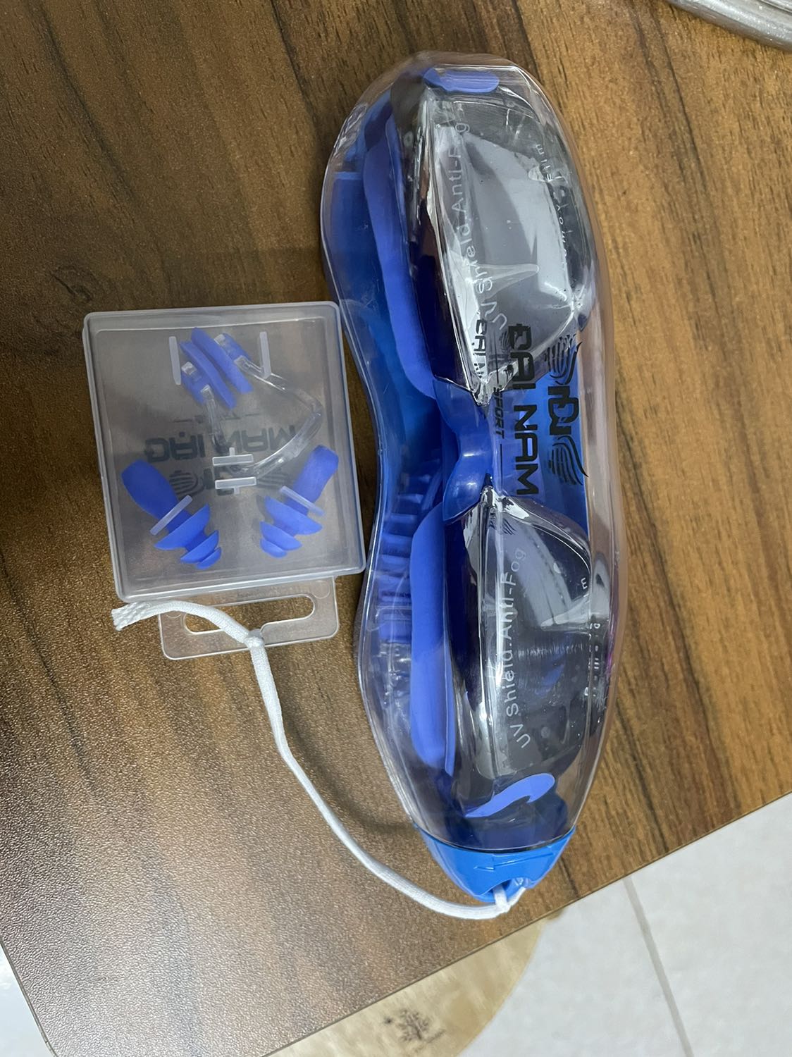 Kính ổn, nên mua dùng , đeo rất form với mắt, khoá cài sau dễ dùng, tặng kèm cái kẹp mũi nhưng mình thấy cái kẹp này không ổn về thiết kế, dễ rơi.