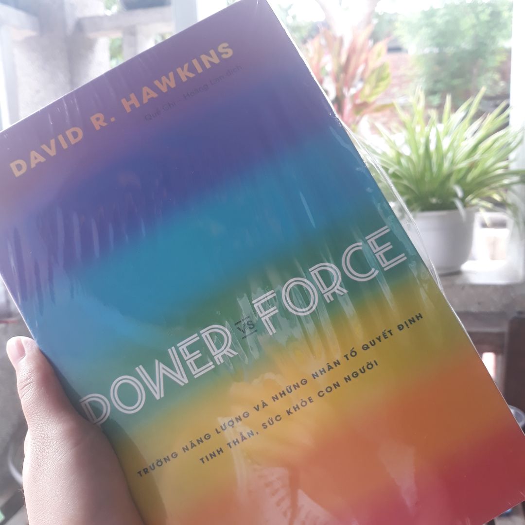 mình đặt hàng ngay đợt giãn cách nên đợi hơi lâu. mà Tiki giao cho mình từ giữa T9 rồi, giờ mới xác nhận giao hàng thành công cho mình. Còn về sách thì shop đóng gói rất đẹp và chắc chắn, ngoài màng bọc nilong ở ngoài sách thì có thêm 1 miếng xốp nữa. Nội dung vài chương đầu hơi khó với mình nhưng về sau thì dễ hiểu hơn. Sách giúp mình hiểu thêm về trường năng lượng của bản thân và xung quanh, dù chỉ một vật hay 1 tác động nhỏ cũng có thể ảnh hưởng đến cơ thể và sức khỏe của chúng ta. Mình đọc xong hết quyển rồi, chắc phải đọc thêm lần 2 lần 3 mới hiểu được kiến thức trong quyển sách và áp dụng vào cuộc sống. Mọi thứ đều ổn áp và xứng đáng 5sao. Chỉ duy nhất sách dễ bị bung giấy, mình cầm nhẹ nhàng nâng niu lắm mà bị rách cả 1 xấp gần 20 tờ huhu, hy vọng lần sau nhà xuất bản sẽ cải thiện hơn ạ. mình đặt hàng ngay đợt giãn cách nên đợi hơi lâu. mà Tiki giao cho mình từ giữa T9 rồi, giờ mới xác nhận giao hàng thành công cho mình. Còn về sách thì shop đóng gói rất đẹp và chắc chắn, ngoài màng bọc nilong ở ngoài sách thì có thêm 1 miếng xốp nữa. Nội dung vài chương đầu hơi khó với mình nhưng về sau thì dễ hiểu hơn. Sách giúp mình hiểu thêm về trường năng lượng của bản thân và xung quanh, dù chỉ một vật hay 1 tác động nhỏ cũng có thể ảnh hưởng đến cơ thể và sức khỏe của chúng ta. Mình đọc xong hết quyển rồi, chắc phải đọc thêm lần 2 lần 3 mới hiểu được kiến thức trong quyển sách và áp dụng vào cuộc sống. Mọi thứ đều ổn áp và xứng đáng 5sao. Chỉ duy nhất sách dễ bị bung giấy, mình cầm nhẹ nhàng nâng niu lắm mà bị rách cả 1 xấp gần 20 tờ huhu, hy vọng lần sau nhà xuất bản sẽ cải thiện hơn ạ.