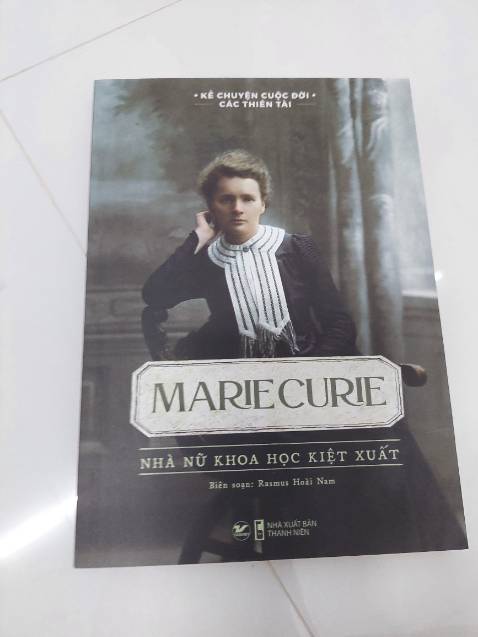 Giao hàng nhanh, đóng gói kĩ càng, sách hơi giống sách giả nhưng là thật nha, hơi mỏng nhưng cũng vừa để tìm hiểu về một nhà bác học cho những đứa lười đọc như toi🤗
