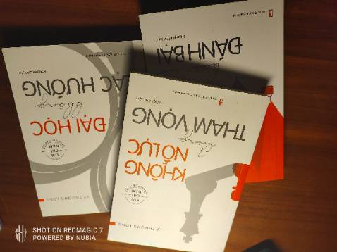 Sách trước khi mua mình từng đọc qua và thấy rất rất hay chất lượng sách thì khỏi phải bàn mỗi cuốn sách được tặng kèm theo bookmark chất lượng in ấn thì tuyệt vời tiki quả thực là nơi mua sách online hàng đầu và shop cũng vậy :v