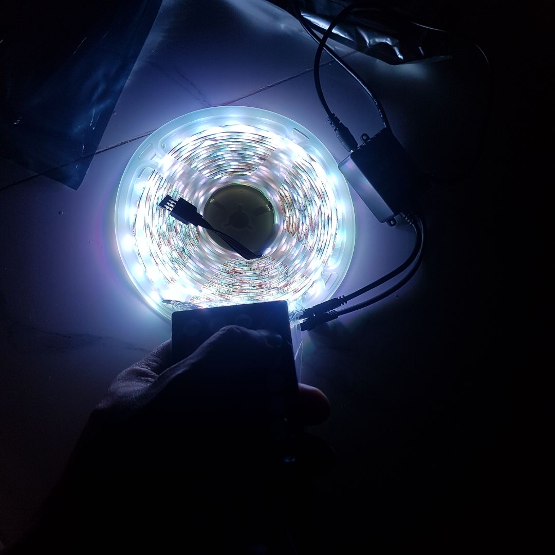 Đèn quá chất. Chọn được nhiều màu đứng yên, nhiều chế độ nháy với chuyển màu. Thích nhất chế độ đồng bộ nhạc. Đèn nhìn khá xịn xò chắc chắn. Cho 10 sao nha.