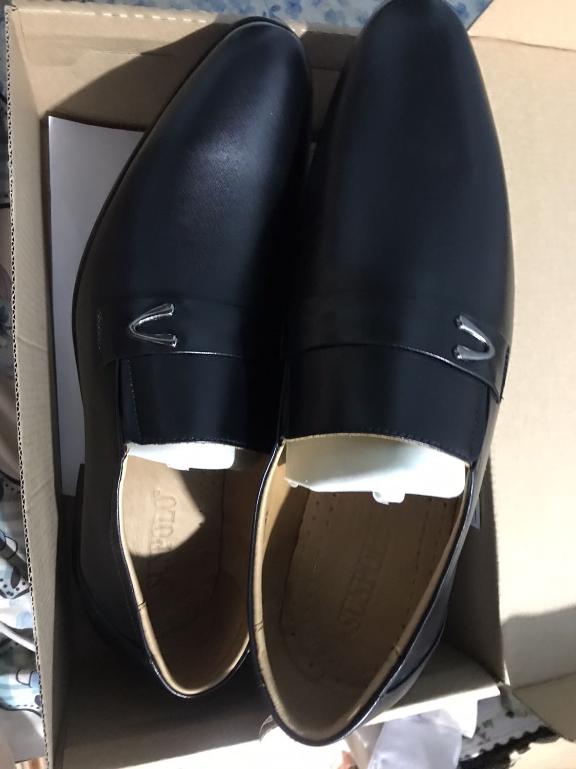 Chất lượng sản phẩm tốt, màu sắc đẹp, da bền mang êm chân. Rất tuyệt vời