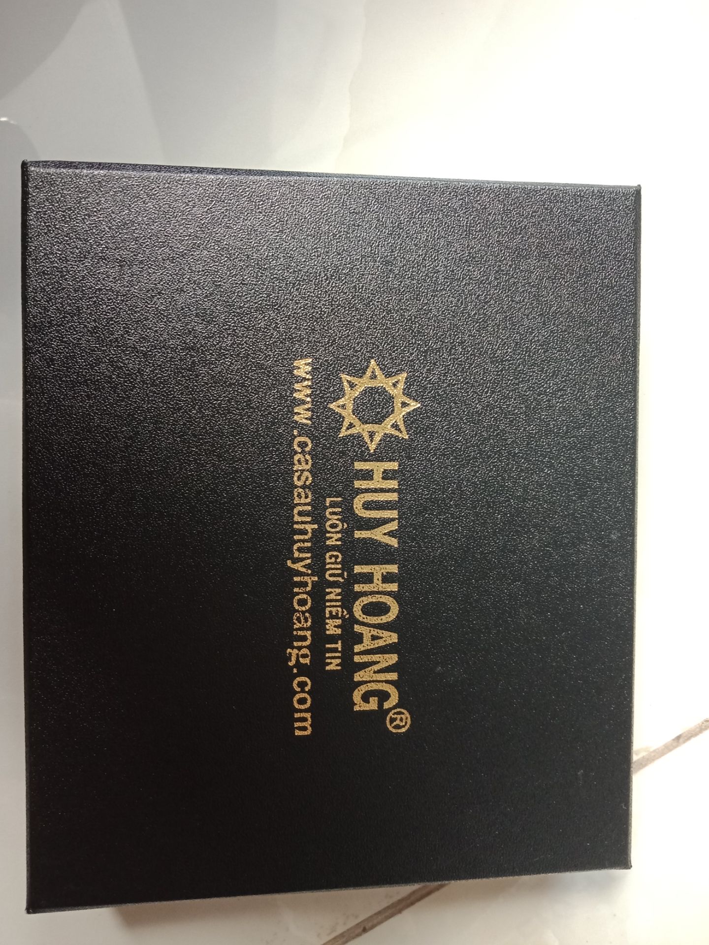 Dây da bò thật mềm mại, có hộp có thẻ bảo hành ghi đầy đủ thông tin... Rất hài lòng