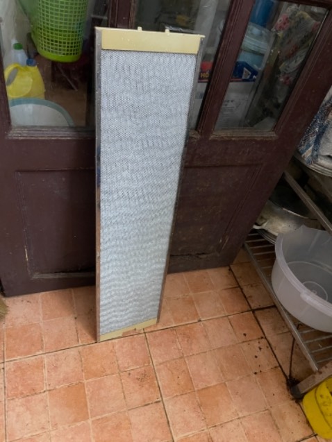 Xem review mê quá nên mua về lôi ra làm, hơi mệt nhưng hài lòng nha. Miếng lưới hút mùi muốn sạch nhanh và kĩ thì nên gỡ vít 2 đầu ra để vệ sinh từn lớp. Nói chung là hài lòng