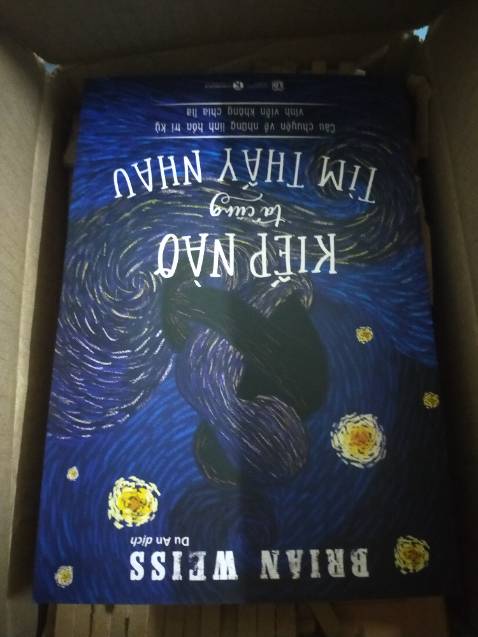 Sách mình mua vốn để làm quà nên lúc mở ra chỉ thấy duy một lớp chống xốc mỏng, sách không được bao bọc mình cũng khá lo. Trộm vía là sách mới toanh, không bị sứt mẻ gì (⁠ㆁ⁠ω⁠ㆁ⁠). Shipper thân thiện, nhiệt tình. Về nội dung thì mình chưa đọc qua nhưng hi vọng nó đủ sức làm cho đứa bạn mình "thức tỉnh" :))