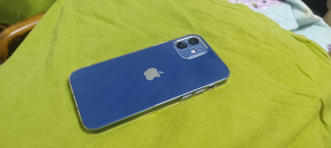 hàng để lâu nên hơi dơ xíu, chùi chút thì ok, nhựa thì mình ko thích lắm, nhưng phù hợp vs giá, ốp ôm máy, ko lỏng lẻo, shop giao đúng sản phẩm