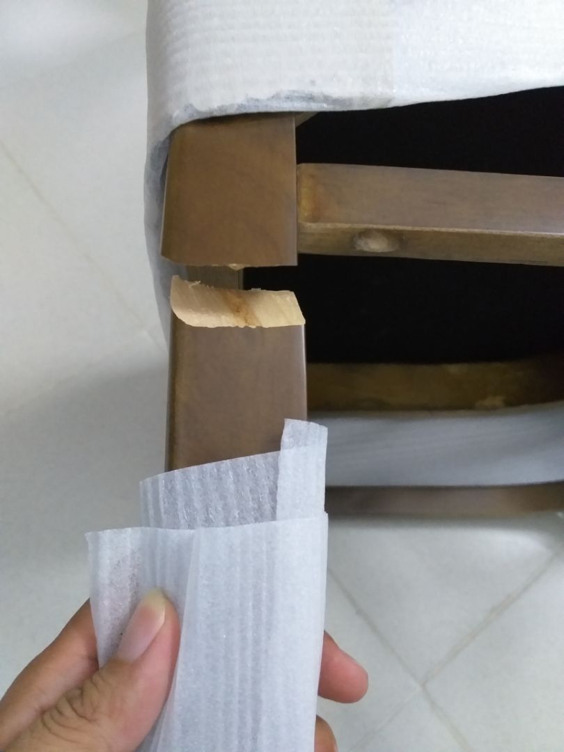 Nhận được sản phẩm mở ra  ghế gảy chân, liên hệ Tiki để giải quyết, Tiki hẹn 24 giờ, hết 24h gọi lại hẹn 48h, hết 48h gọi lại hẹn tiếp 24h. Đã 7 ngày vẫn chưa có hồi âm từ Tiki. Cần phải xem lại...nên cân nhắc khi mua sp này.