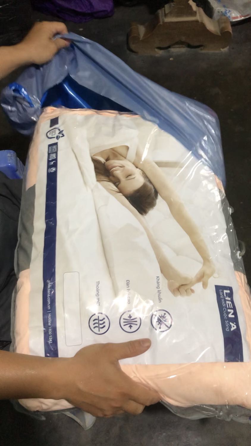 Gối chính hãng, nhà mình đã dùng rồi, thấy thích nên mua thêm , bao bì đóng gói cẩn thận, giao siêu nhanh luôn. Rất đáng tiền.