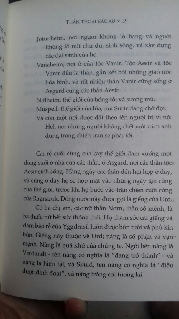 Về nội dung với mình sẽ đánh giá 5/5 ☆ đối với riêng bản thân mình. Cuốn này sẽ rất phù hợp cho những ai yêu thích thể loại thần thoại và truyện truyền thuyết. Tuy nhiên với cuốn này trước khi đọc phải tìm hiểu trước ở bên ngoài nếu không sẽ rất khó hiểu (Fan Marvel thì hợp lắm:)) . Nhiều chỗ mà mình phải đọc đi đọc lại 2,3 lần mới ra nội dung :)). Mình mới đọc được gần nửa cuốn nên tạm thời Review sương sương vậy đã nhé :3.
Mình chỉ đánh giá 4 ☆ vì lỗi vận chuyển khiến đầu mép sách có bị rách 1 chút và vấn đề mà khá nhiều người phàn nàn là bìa sách hơi cũ và bẩn nhưng lỗi này mình có thể bỏ qua vì dùng khăn ướt lau đi là sạch, OK luôn. Nói chung mình vẫn rất hài lòng về thời gian giao hàng và chất lượng sản phẩm của Tiki. Mong Tiki cố gắng khắc phục lỗi vận chuyển . Luôn Ủng hộ Tiki (^♡^) ♡♡♡