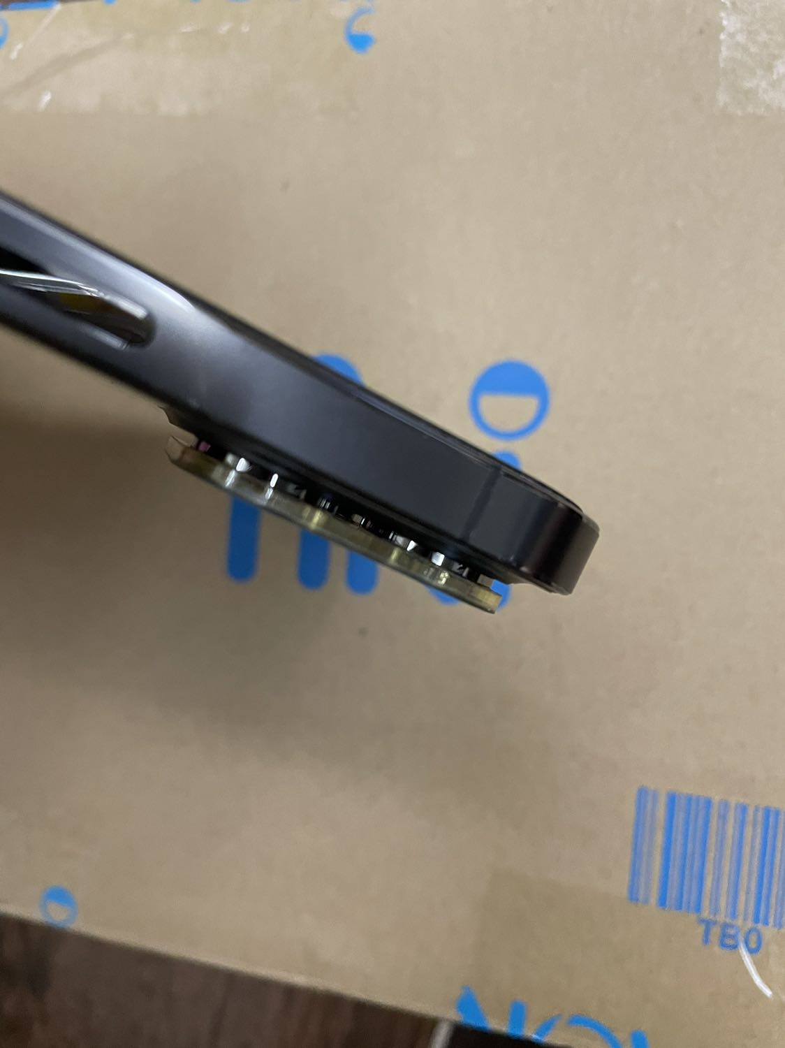 Sản phẩm thiết kế chỉ là 1 miếng kính phẳng, có độ dày, ốp lên nhìn ko thẩm mỹ