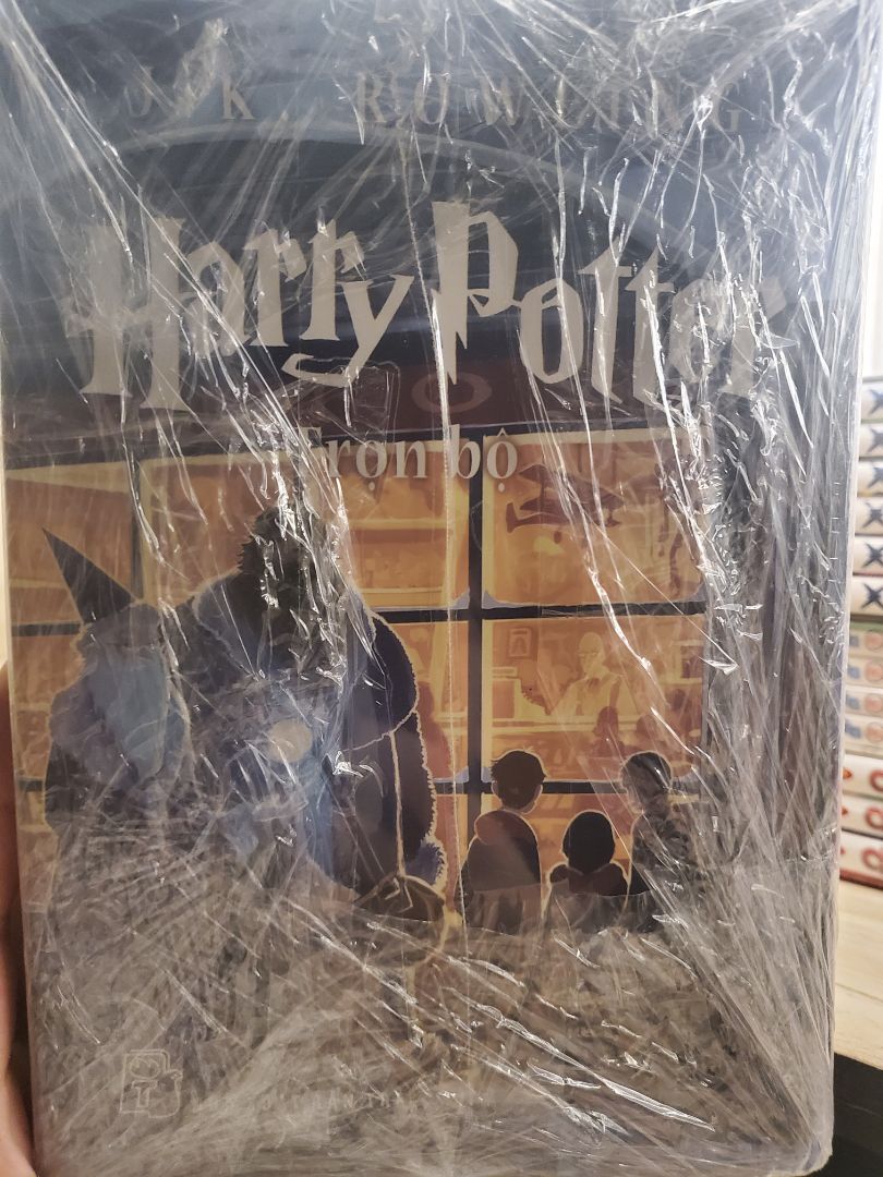 Harry potter là tuổi thơ. Năm nay HBO ra tập kỷ niệm, nên mình nổi hứng xem lại phim. Bây giờ tìm được combo này thật đáng tiền. Mình cũng sẽ không mở hàng, để luôn bọc để sưu tập.