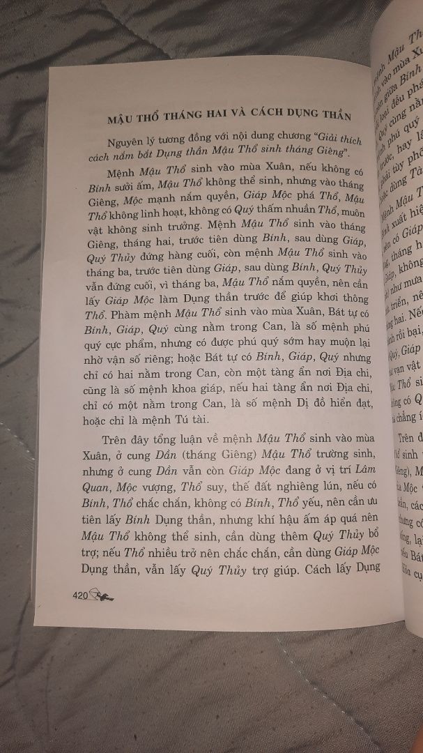 Sách giao hơi lâu nhưng điểm cộng là sách có bao ngoài để bảo vệ sách.
Về nội dung mình đã đọc sơ nên khá thất vọng. Sách viết chủ yếu chia làm 5 hành , nên mình chỉ xem chính hành thổ mà khi vào đầu sách đã có giải thích nghĩa từ nên mỗi lần đọc phải dò nghĩa. còn khi xem phần nội dung ví dụ xem theo tháng hành thổ thì nội dung không giải thích rộng mà đôi khi một số câu còn lập lại đi lập lại (đọc như kiểu muốn có thổ phải có hỏa) . Câu từ dịch kiểu google dịch nên đọc lời văn hơi lủng củn dễ gây hoa mắt giữa các cụm từ khó....