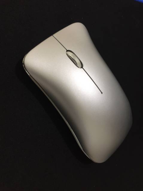Chuột nhìn thiết kế đẹp, mềm mại cầm vừa tay khá thích 
hàng đầy đủ tem, mác chuẩn Hãng