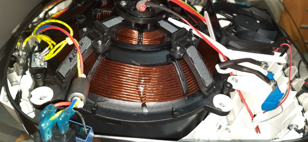 Nồi lớn đủ cho gia đình 4-5 người  ăn. Tuy nhiên nấu lâu và hơi ồn do quạt giải nhiệt chạy. chỉ có mâm từ đáy nồi chứ không có vòng từ ở trên như hình quảng cáo. chất liệu bình thường không có gì đặt biệt.