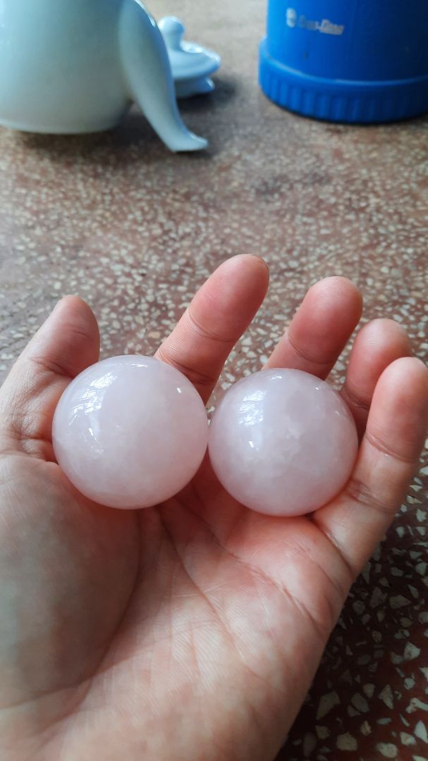 mình đặt màu hồng 3.5cm mà nhận được màu trắng, đã liên hệ shop, shop nói nó hồng nhạt, và loại nhỏ chỉ hồng dc như thế thôi, mình đã yc đổi lại màu hồng size 4cm và được như hình thứ 2. cũng ok nhưng mất phí ship nhiều quá nên cho 4 sao