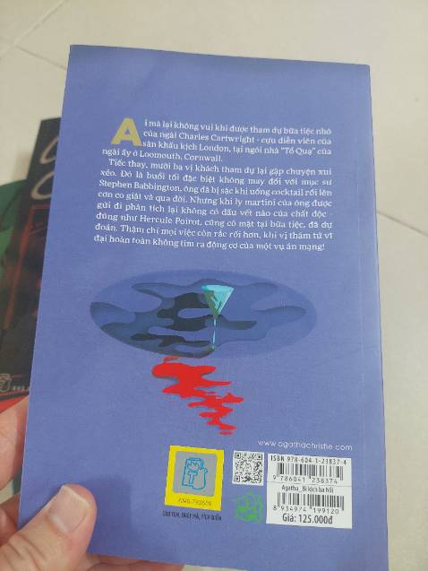 Ba cái chết vì bị đầu độc liệu có chung một thủ phạm. Không tham gia trực tiếp vào quá trình điều tra , ngài Poirot đóng vai trò người tư vấn cho ba vị thám tử nghiệp dư. Bằng trực giác, khả năng thấu hiểu tâm lý con người ông đã phán đoán nội dung toàn bộ vở kịch ba hồi, lột trần mặt nạ kẻ thủ ác. Có thể nói Agatha Christie là bâc thầy trong việc “thao túng tâm lý” người đọc.
