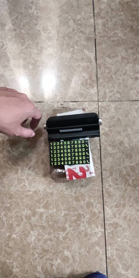 Hơi nhỏ so với hình dung. Nói chung cũng chưa biết để chỗ nào trên ô tô, có lẽ phải dán đế vào tấm phủ taplo xe?