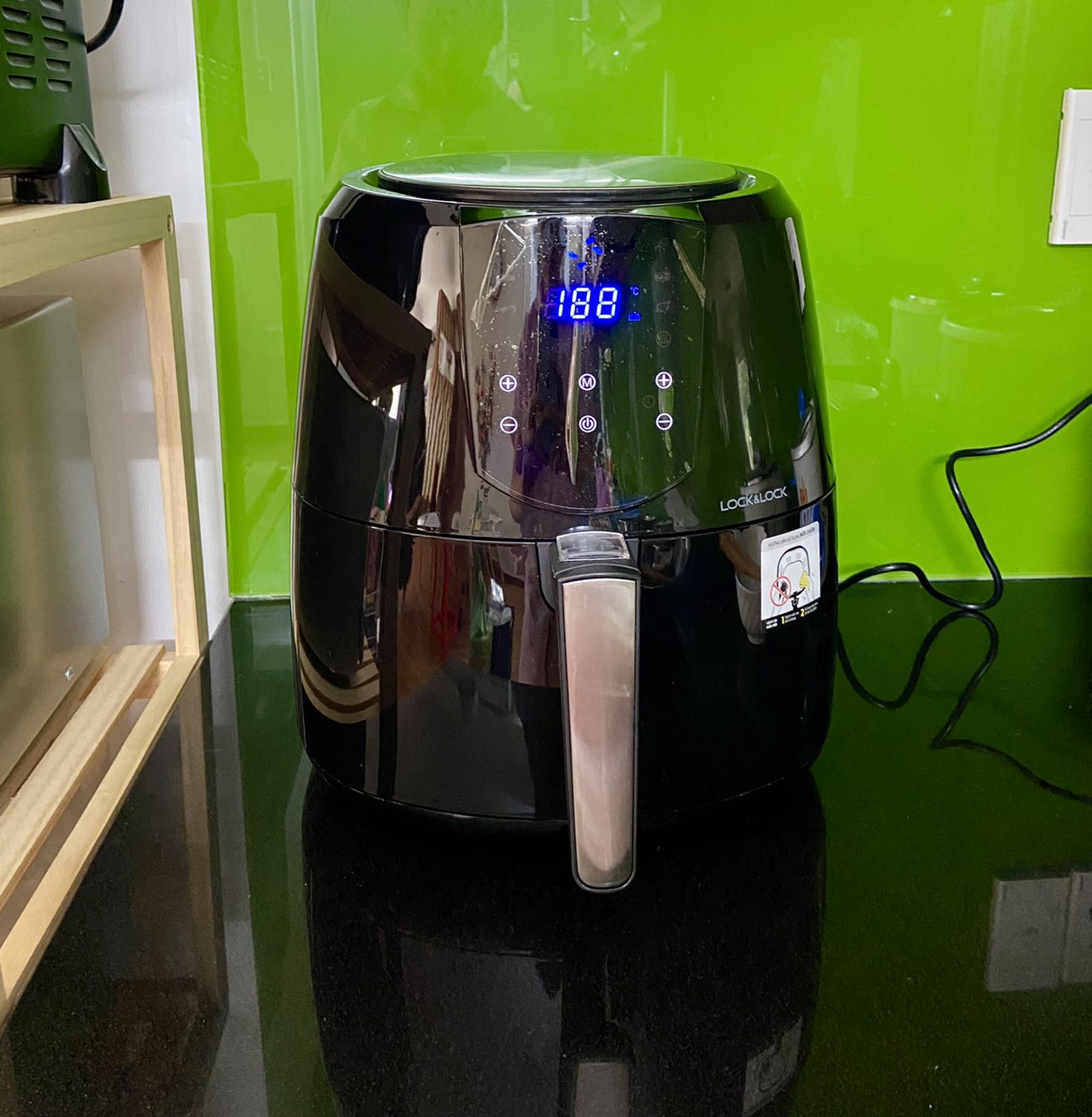 Nồi to, máy chạy êm, dễ thao tác điều khiển và vệ sinh, *** nấu thử khá nhanh và tiện lợi, có nồi này rồi sẽ hạn chế ít ăn dầu mỡ tốt cho sức khoẻ, không biết có tiết kiệm điện năng và bền hay ko, cần theo dõi một thời gian mới đánh giá kỹ được