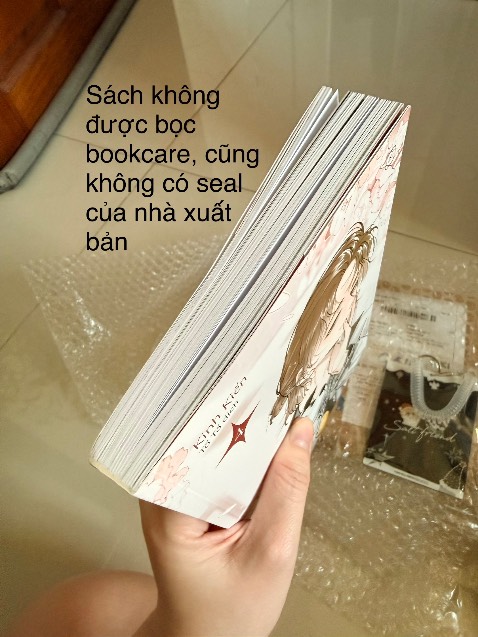 SÁCH 10 ĐIỂM, TIKI 0 ĐIỂM
Quá thất vọng về cách Tiki bán hàng. Lần đầu giao tới bọc bookcare ẩu tả (ảnh 1-2). Mình gọi điện lên tổng đài phản ánh được hỗ trợ đổi trả. 

Sau khi đổi trả lần 1 thì giao cuốn mới nguyên seal không có bookcare (hình 3-4), ủa :)))))) nhưng trong lịch sử bookcare thì vẫn trừ. 

Mình đổi trả lần 2, Tiki giao cho mình 1 cuốn đã bóc seal, NHƯNG VẪN KHÔNG BỌC BOOKCARE (hình 5-6). Ủa là gỡ seal ra để chi mà không tròng cái bọc bookcare vô vậy Tiki????? Tiki lấy sách cũ đã bóc seal gói đại cho mình mà không kiểm tra à???

Gọi điện phản ánh tổng đài thì giải quyết cực chán. Thứ nhất, không có câu trả lời thoả đáng cho việc tại sao đơn đổi trả mấy lần vẫn không làm đúng yêu cầu. Thứ hai, Tiki thậm chí không thể cam kết lần sau đơn hàng của mình sẽ được thực hiện đúng, trong khi mình chỉ yêu cầu bọc bookcare thôi chứ chả yêu cầu gì quá đáng.

Mua hàng từ 27/11, đến nay là 5/12 vẫn đang đổi trả không hồi kết :))) mình mua sách ở Tiki chắc cũng phải hơn 5-6 năm rồi lần đầu gặp trường hợp giải quyết chán cỡ này, không biết Tiki tính chơi bài cù nhây đổi tới đổi lui như vậy để làm gì? Trong khi đổi xong vẫn vậy?