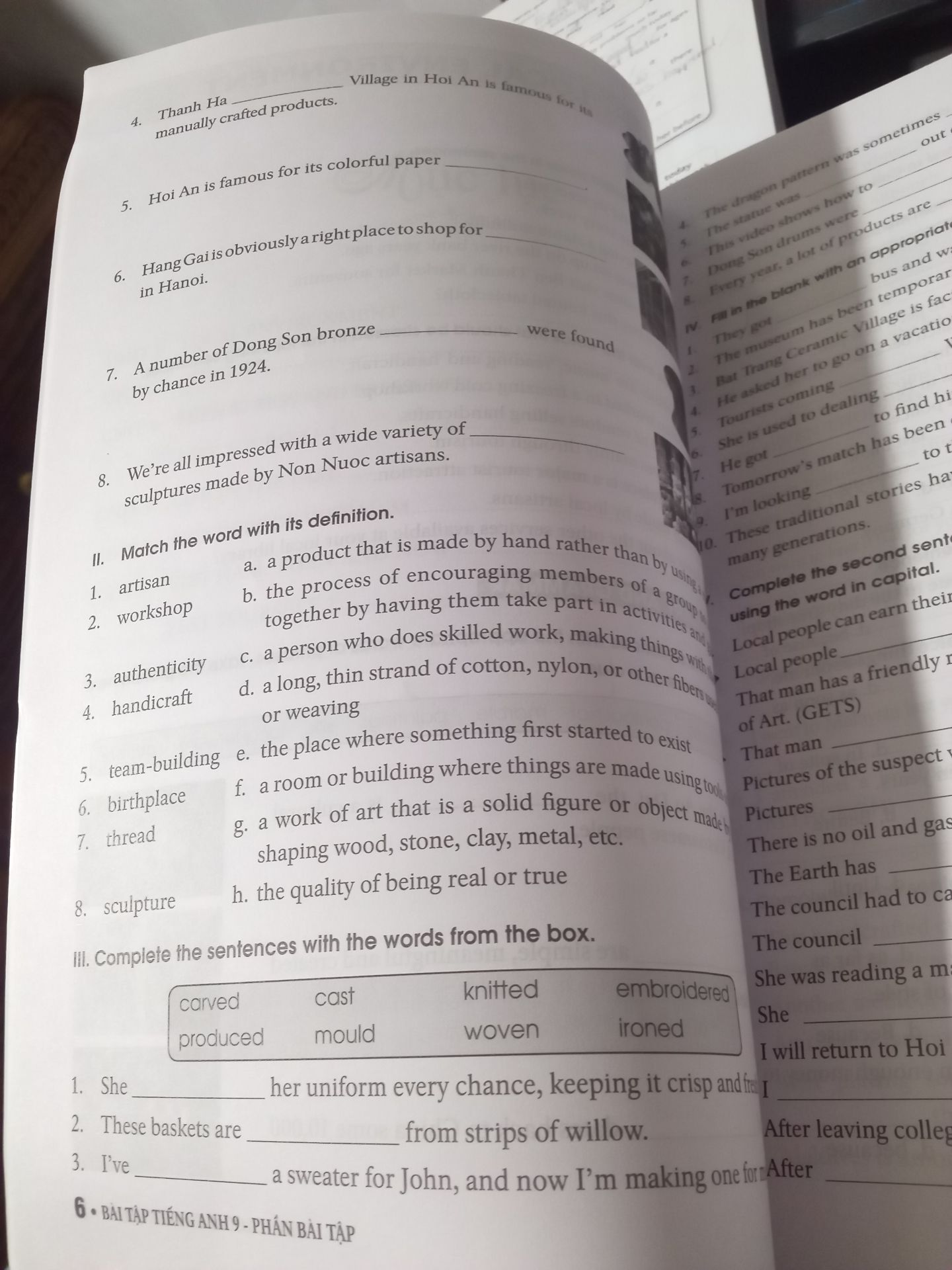 Sách ổn nha mn. Nhưng có thể là do vận chuyển nên sách của mình bị nhăn góc nha, nhưng cũng ko vấn đề. Nếu xét về nội dung thì mình nghĩ các bạn nên mua quyển Bài tập TA Mai Lan Hương-Nguyễn Thanh Loan hơn nha (là quyển cũ á) hoặc các bạn nên mua như mình, tức là 1 quyển này và 1 quyển BT trắc nghiệm Mai Lan Hương, bởi vì quyển cũ của MLH-NTL thì dày hơn nên có nhiều vài tập để các bạn làm hơn ngoài việc đó thì quyển bài tập TA cũ đó nó bị 1 vấn đề là ko theo sách TA mới mà trên trường chúng ta học. Nên chốt lại các bạn nên mua quyển bài tập trắc nghiệm Mai Lan Hương nha, còn chọn quyển này hay quyển bài tập TA cũ của MLH-NTL thì tùy các bạn. Cảm ơn các bạn đã đọc ?