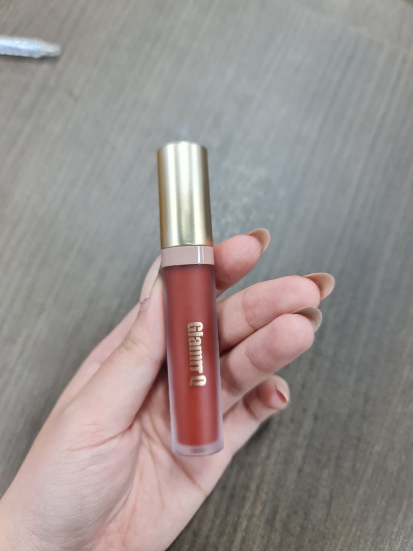 màu son đánh lên đẹp á, màu đỏ rượu vang tuy tone màu môi mà sẽ lên thiên đỏ nhiều hay hồng nhiều. Màu này xài đi tiệc hoặc đánh lòng môi hàng ngày khá đẹp