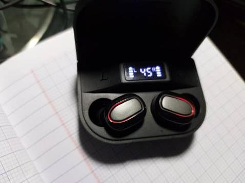 nghe khá ổn, khoảng cách xa nhất từ tai nghe đến điện thoại khoảng 3~4m(không vật cản), hộp cầm chắc, đầm tay, ít bám bụi. Thời gian từ lúc lấy tai nghe đến khi tự kết nối khoảng 4~5s, pin tai nghe và hộp sạc trâu, có thể xạc từ 3-4 lần. Điểm trừ là nút bấm vật lí khá cứng, bấm đau tai, bịt tai không quá chặt(có thể rớt ra khi vận động mạnh), mic đủ dùng,