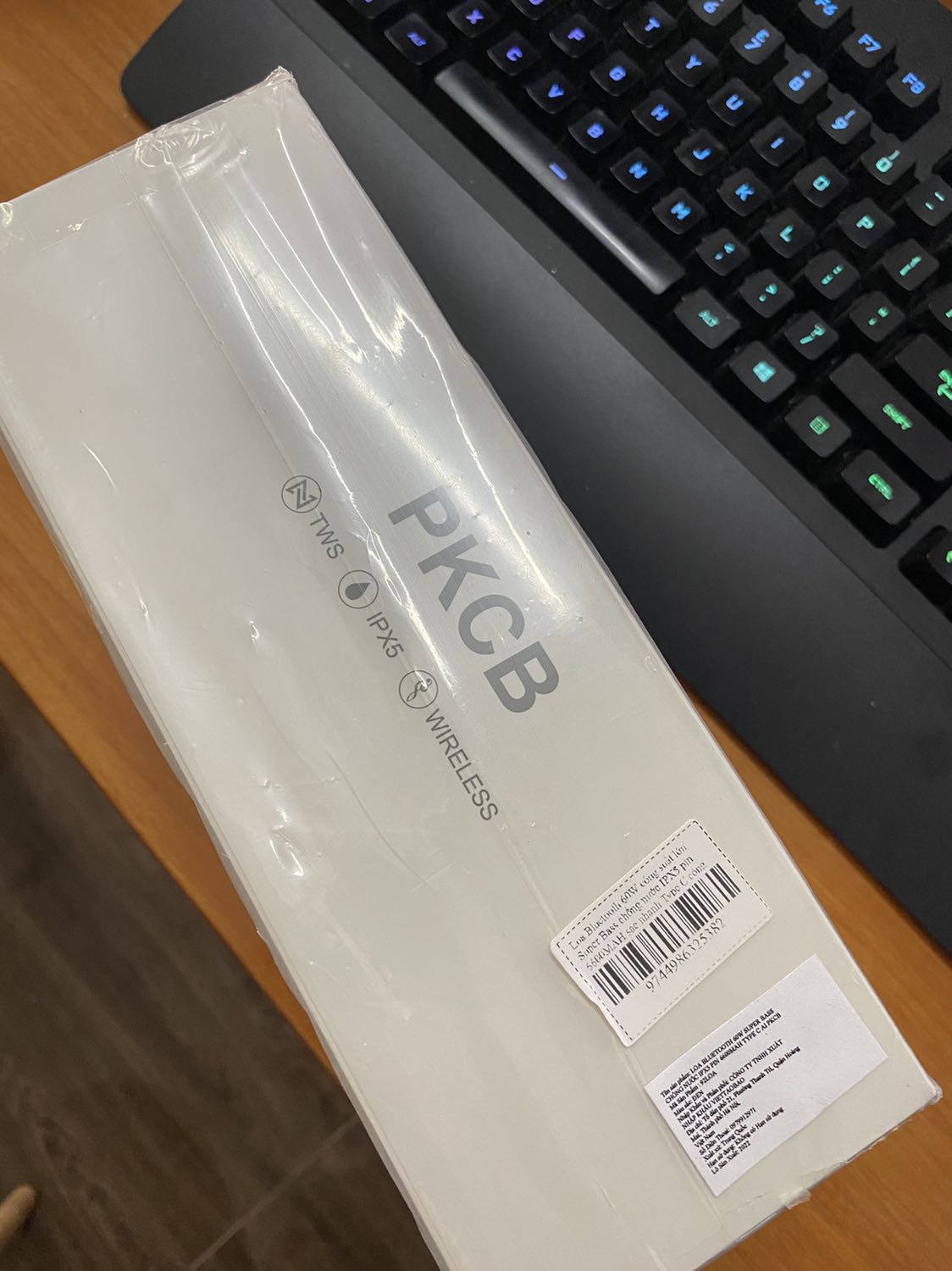 loa nặng và ngoại hình cực đẹp. nhìn rất chất lượng. phần âm thanh max loa thì bass mạnh, ấm, ko bị bể tiếng hay rè. kết nối dễ dàng và xa dc hơn 10m trong không gian thoáng ko vật cản. rất ấn tượng. Sẽ ủng hộ tiếp khi có dịp