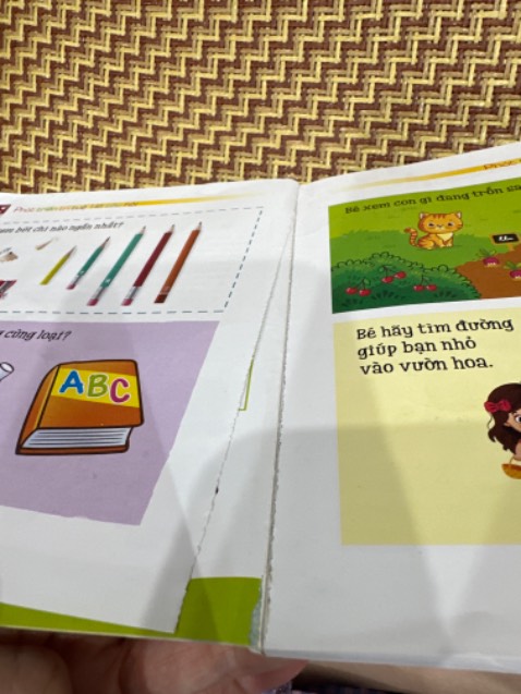 Sách chất lượng rất kém, dùng mới 1 hôm đã bị bung hết gáy