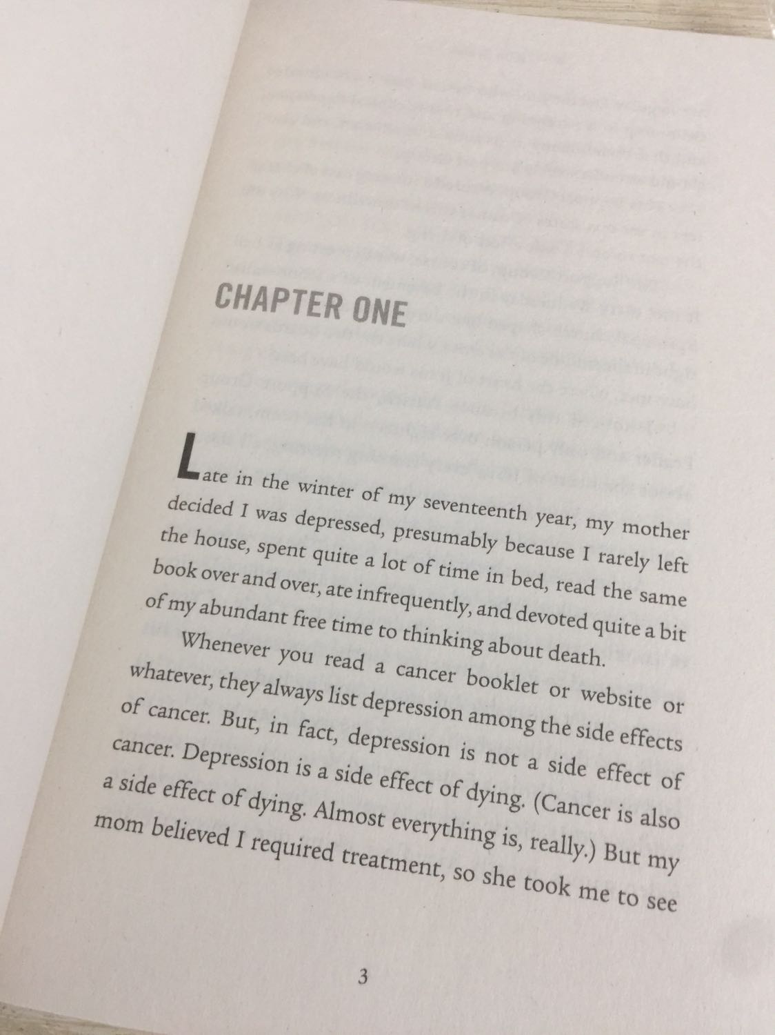 Về vẻ ngoài: Có một chút lỗi như bị móp một góc và cắt sách lỗi nhẹ, hơi bụi lúc mở ra, được bọc bên ngoài sách. Sách có kích thước gần giống wimpy kid. Bìa và chữ in rõ ràng, đẹp. Giấy xốp, hơi mỏng, ngả màu và hơi bụi như giấy tái chế.

Nhận xét: Mình chưa đọc nhưng có tìm hiểu sơ nội dung sách, đánh giá của mọi người và quyết định mua để “tắm” tiếng Anh và săn sale lúc 99k, hihi. Nhìn sơ qua thì phải có nền tiếng anh khá vững mới đọc được chứ không dành cho những người mới bắt đầu. Khá vui vì tiki cho bọc ngoài sách và giao nhanh.