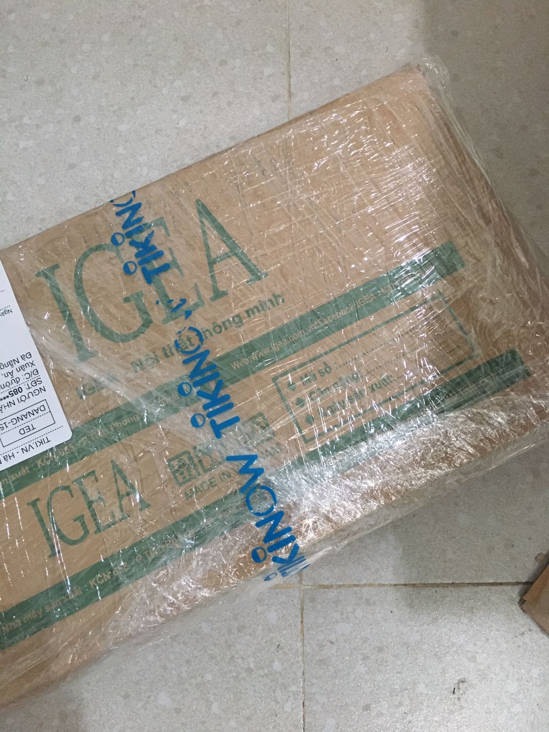 Màu đẹp, miếng gỗ chắc chắn, lắp ráp dễ dàng. Hình mình chụp có một số lỗi gia công nhỏ, miếng gỗ lắp vô có hơi không khớp nhưng không ảnh hưởng gì nhiều. Với mình chất lượng sản phẩm như vậy là hợp với mức giá rồi.