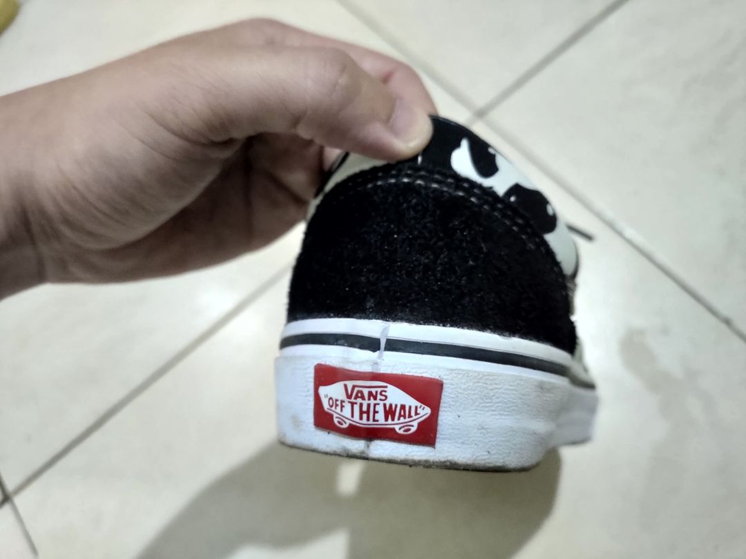 Tẩy mốc trắng khá tốt, mỗi tội chà hơi mạnh nên da lộn đôi Vans của mình bị xù lên chút nhưng ko vấn đề j. Nói chung là đáng đồng tiền.