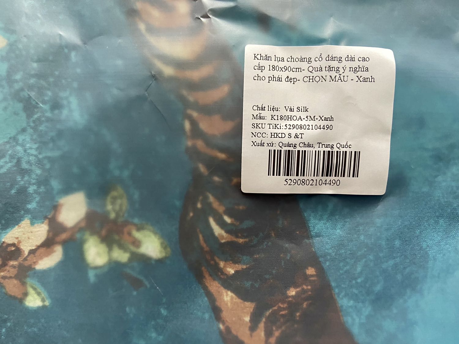 Vải tốt. Màu đậm. Hoạ tiết ko xuất sắc. May thưa. Bao bì tiện dụng.
