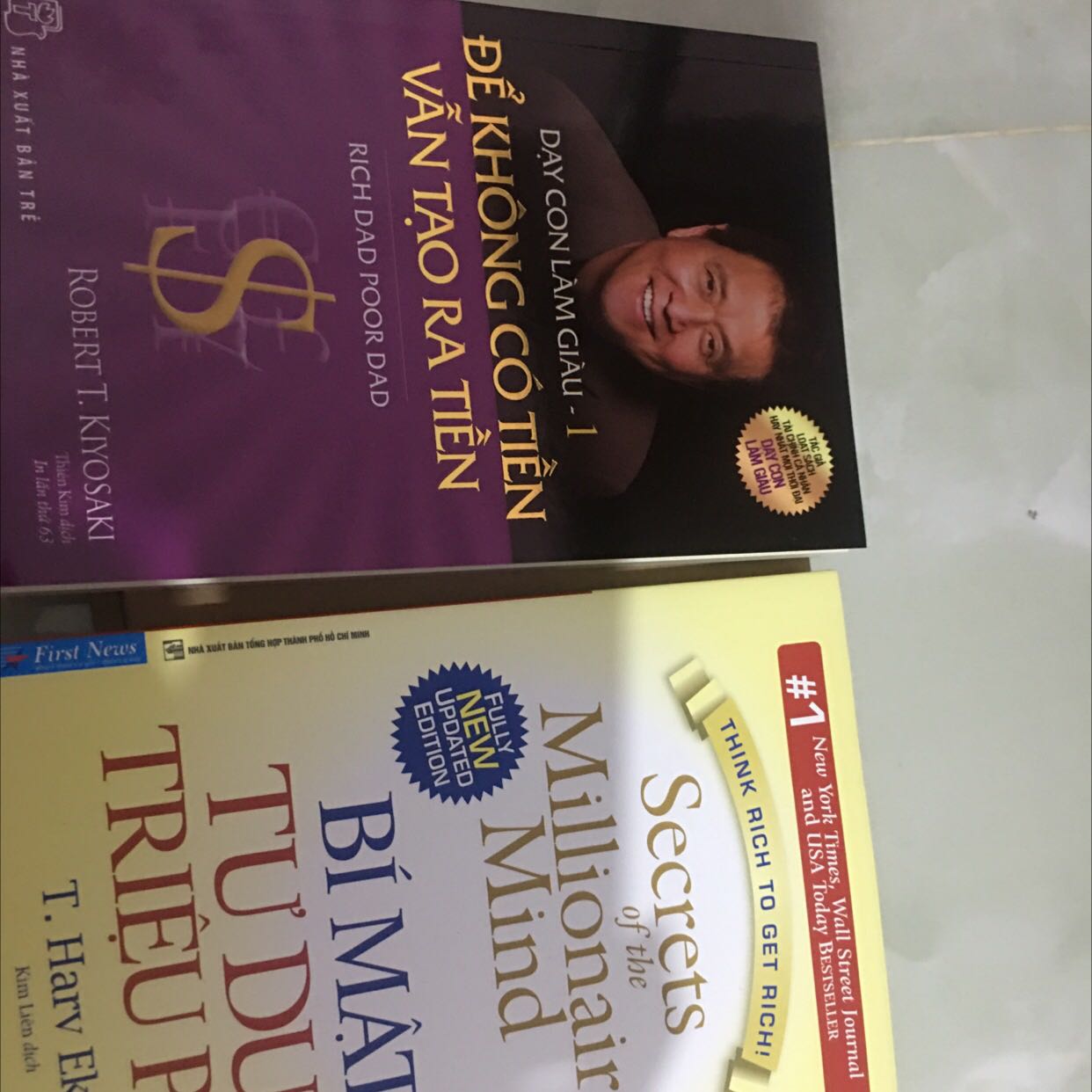 Sách mới bọc bịch nilong mới rất hài lòng, mà cầm hai quyển sách lên rất nhẹ tay , trang giấy của quyển dạy con làm giàu ok hơn trang giấy của quyển bí mật tư duy triệu phú! Giao hàng nhanh và đóng gói rất ok , sẽ ủng hộ tiếp