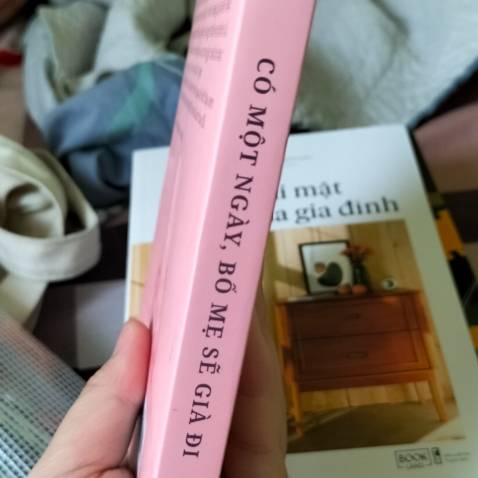 -hình thức đóng hàng: tệ. Mình đặt 10 cuốn 1 lúc nhma tiki k hề chống sốc hay bọc hàng gì hết. Chỉ xếp hết vào trong 1 cái hộp rồi gửi đi. Hộp giấy lúc mình nhận đc khá nát. Lúc unbox tui còn thấy may mắn vì sách k bin móp góc hay df nhiều...nhma k. Sách bên trong RẤT RẤT CŨ, CẢM GIÁC NHƯ ĐI MUA SÁCH CŨ VẬY :)))) Có mấy trang nhàu kinh khủng, có trang còn bin bẩn nx (vết bút chì, vết keo...) Thực sự rất bực!
-shipper: đáng iu, take care khách hàng tốt
-nd sách: định bụng là đọc hết ms đánh giá nhma tức cái mình về hình thức sách quá nên phải ngoi lên :))) Mình đọc đc 2 chg đầu. Sách là tổng hợp nhx câu trn ngắn về gia đình, cụ thể là bố mẹ, từ nhx câu chn đó tác giả đưa ra bài học. Đọc xong cảm thấy kiểu may mắn vì mình còn bố mẹ. Tuy là trn ngắn nhma k phải kiểu cụt lủn xong k liên quan đến nhau đâu. Nói chung là hay nha các pác.