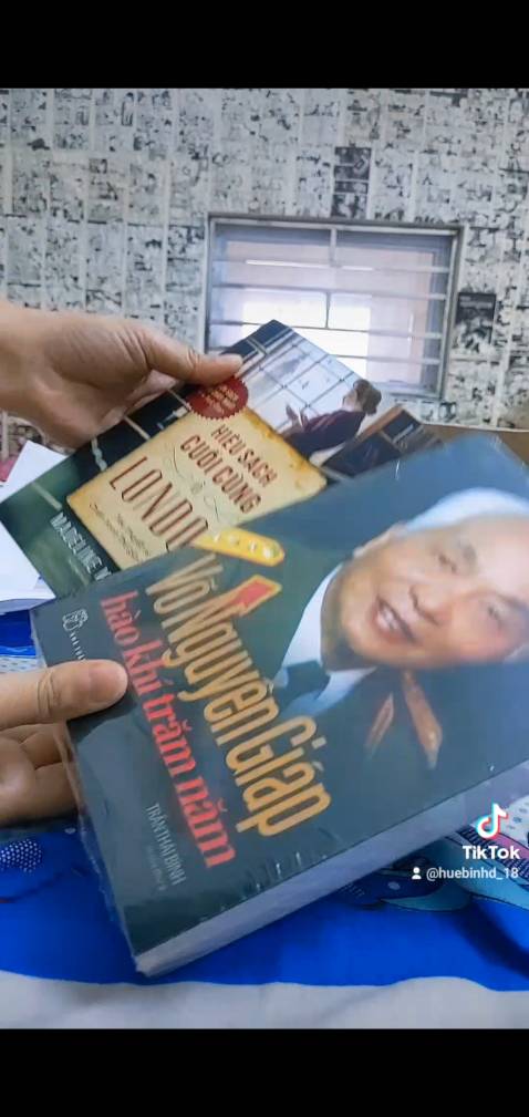 In bìa đẹp, còn mới, chất lượng giấy OK, mua sale nên hài lòng về sản phẩm, có bọc thêm giấy nên vận chuyển ko bị hư hỏng gì.