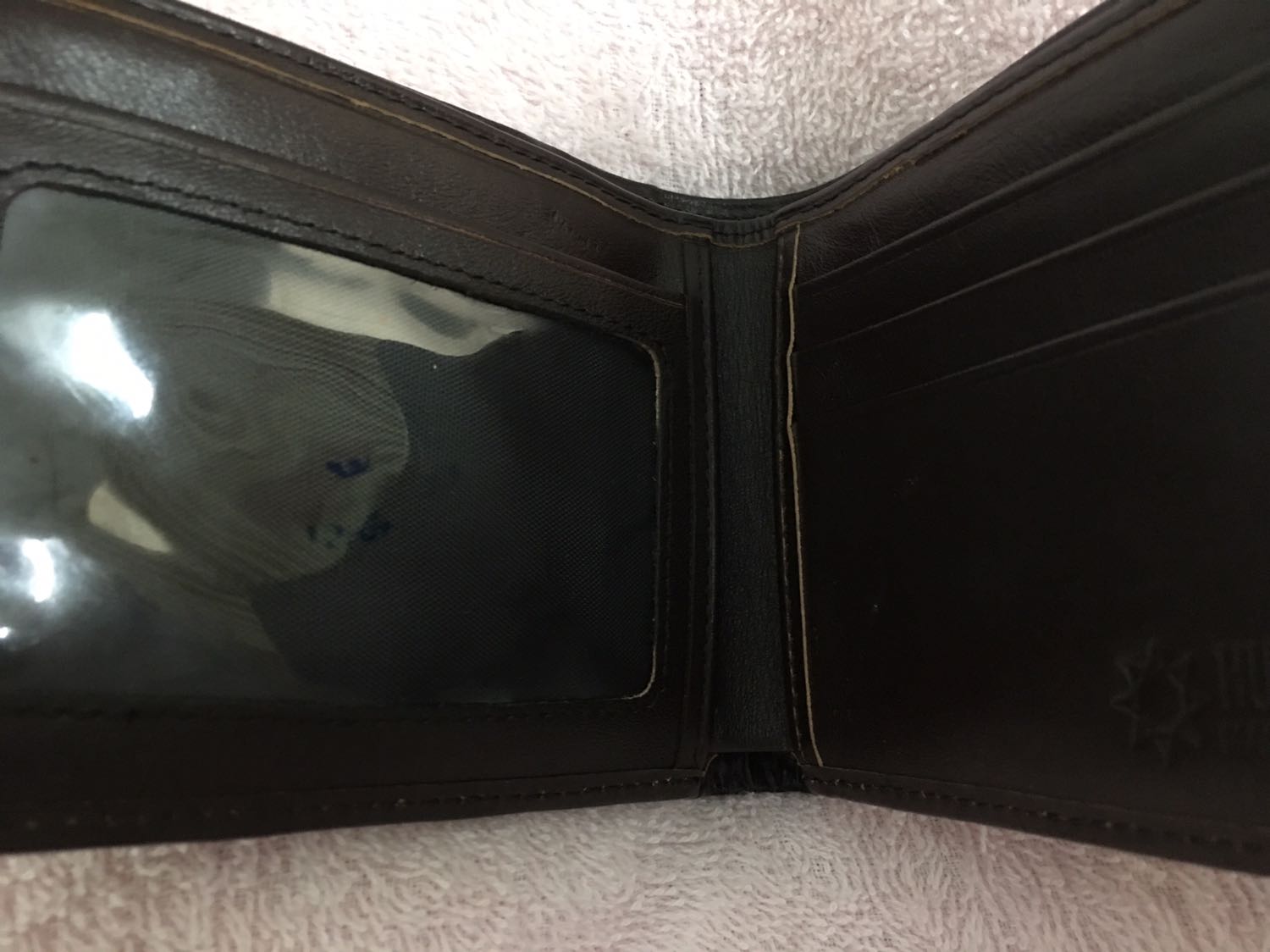 Ví khá đẹp tuy nhiên ngăn kiếng bên trong bị dính mực từ miếng giấy mã sản phẩm, hơi tiếc 1 chút.