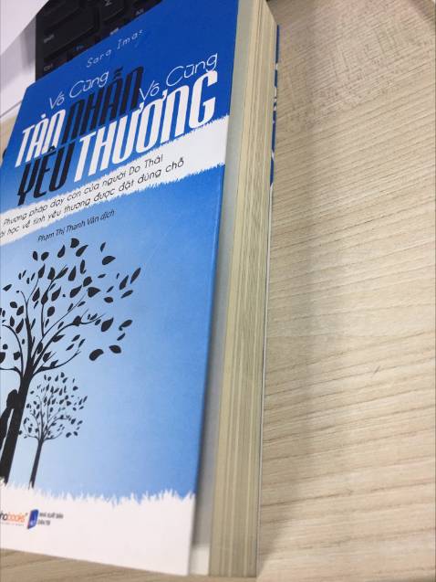Mình mua sách để tặng người thân mà sách nhìn như đã qua sử dụng, nhiều vết bẩn ở bìa sách, mép sách còn hơi rách nữa. Huhu. Thế này thì sao mình đem tặng được? Chưa lần nào mình mua sách mà chất lượng lại kém như lần này. Thất vọng quá