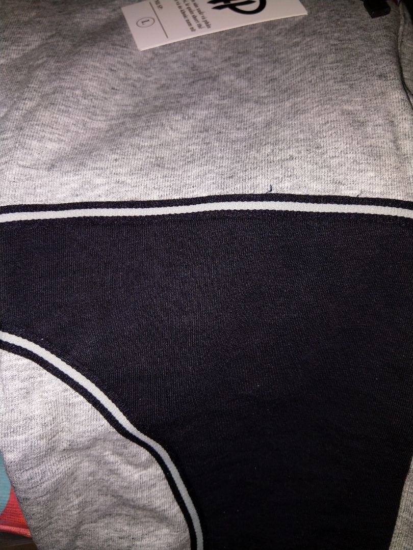 Viền lưng khá dễ chịu
Đường chỉ khá chắc và đàn hồi